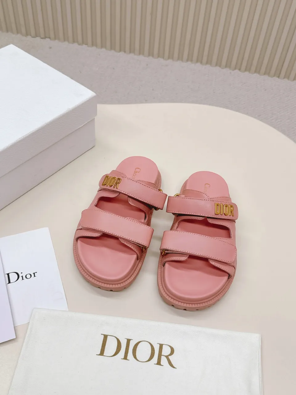 👟👟Ex-factory price 460👟👟 DIOR classic sandals This mixed sheepskin DiorAct sandal is fashionable. Paired with an insole that fits the shape of your foot, it's made of exceptionally lightweight and comfortable leather. The upper straps are fastened with Velcro and are decorated with a gold-finish metal "Dior" logo, which complements the style design. These sandals add a modern edge to any look.  🌟Fabric: Imported mixed sheepskin 🌟Lining: Imported sheepskin 🌟Outsole: TPU original outsole 🌟Code number: 35-42 (41 42 customized, non-returnable)
